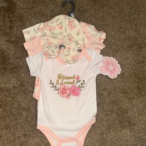 New 3-6 month clothe